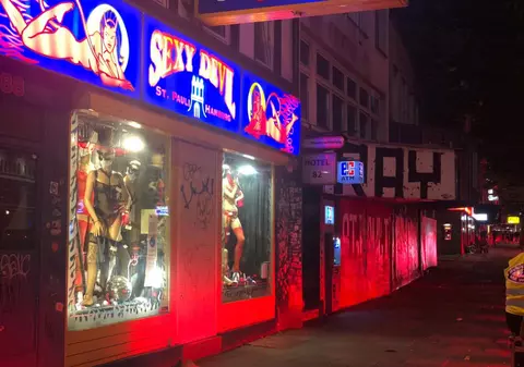 Poliția a oprit petrecerea cu peste 60 de persoane organizată de un fotbalist german în magazinul său de jucării sexuale