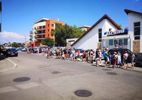 Îmbulzeală la intrarea în ştrandul municipal din Sfântu Gheorghe. Oamenii ignoră regulile de distanțare socială