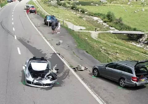 FOTO | Impact de 3.400.000 de euro! Un Bugatti Chiron și un Porsche 911 s-au ciocnit pe o șosea din Alpii Elvețieni