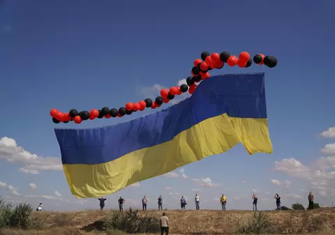 Activiștii ucraineni au lansat un steag de 25 de metri care va zbura deasupra peninsulei Crimeea