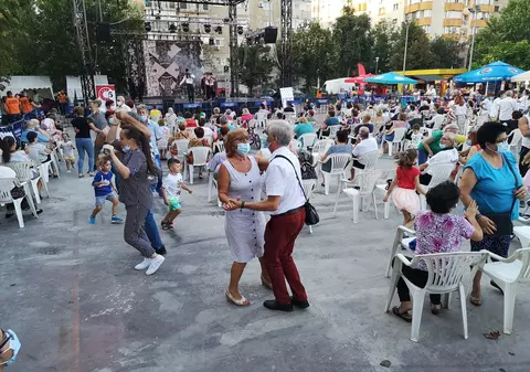 Fără reguli anti-Covid la petrecerea organizată de Primăria Sectorului 5 în Parcul Sebastian. Artiștii au îndemnat oamenii ”să mai și trăiască”