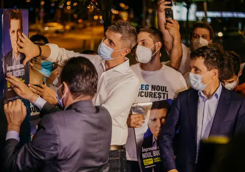 Nicuşor Dan și-a început campania electorală la miezul nopţii. A lipit primul afiş împreună cu Orban şi cu Barna