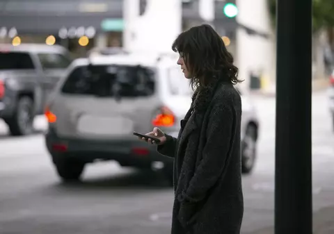 Un șofer din București, arestat preventiv după ce a încercat să violeze două cliente. Femeile au chemat mașina printr-o aplicație