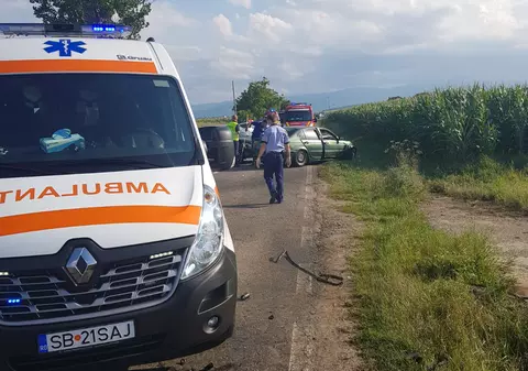 Un polițist aflat sub influența alcoolului a intrat cu mașina în copac. Și-a rănit și colegul