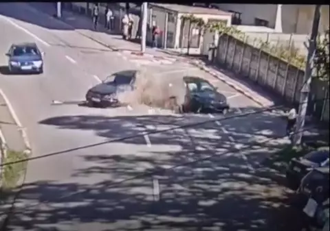 VIDEO | Momentul în care o femeie este lovită din plin de o mașină pe o stradă din Sibiu. Victima a ajuns la spital. Imagini cu impact emoțional