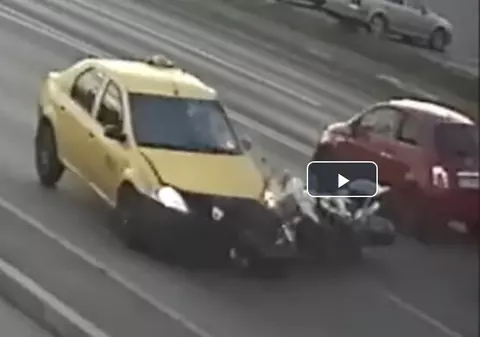 Şoferiţa care a intrat intenţionat cu maşina într-un polițist pe motocicletă, arestată. Trecuse de două ori pe roșu, înainte de accident