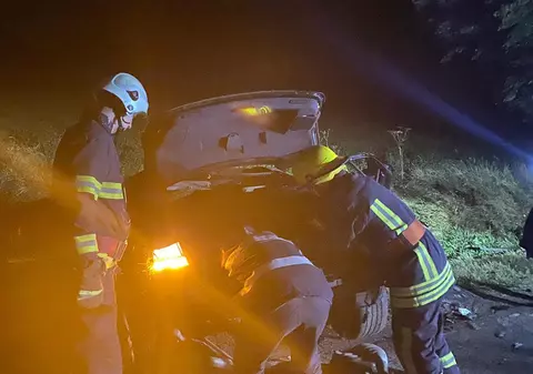 VIDEO - Alex avea 19 ani și murit pe loc în urmă cu două seri, în drum spre Rădăuți. Conducea o mașină cu volan pe dreapta și a intrat în plin într-un copac