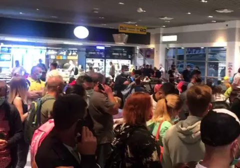 Aglomerație pe Aeroportul din Iași. Zeci de călători înghesuiți, fără să păstreze distanța