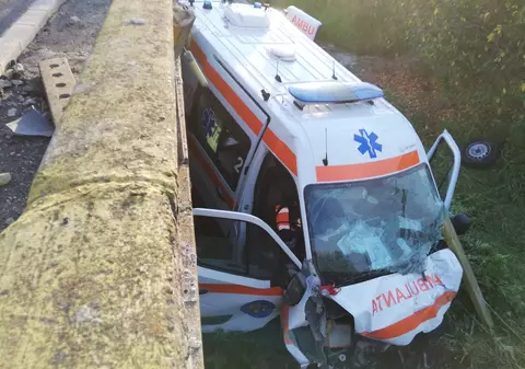 O ambulanță care transporta o pacientă COVID-19 a căzut de pe un pod în urma unui accident. Femeia a murit la spital