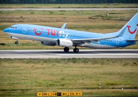 ”Dezastru” la bordul unui avion pe ruta Grecia-UK: 16 turiști testați pozitiv. O pasageră acuză ”covidioții” care nu purtau măști