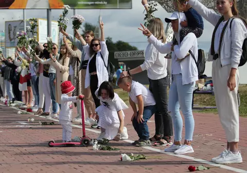 Greve și lanțuri umane: protestele din Belarus evoluează după violențele soldate cu cel puțin doi morți și mii de arestări