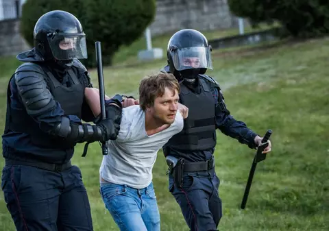 Electrocutați, bătuți, arși cu țigara. Protestatarii din Belarus și-au povestit calvarul din închisorile lui Lukașenko: ”Am crezut că ne îngroapă aici”