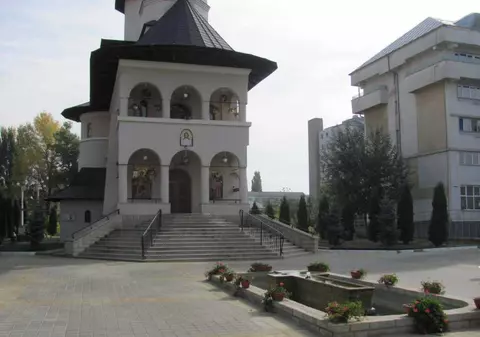 O infirmieră de la spitalul din Vaslui, internată cu COVID-19, a fugit din salon să se roage la biserică