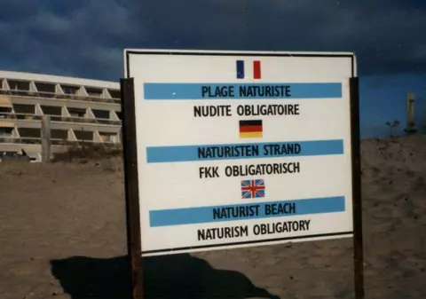 Mesajul autorităților franceze pentru nudiștii dintr-o stațiune, după creșterea cazurilor de coronavirus: “Purtați măcar măști”