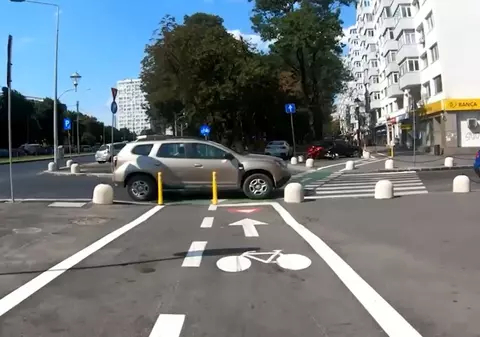 VIDEO | Experimentul unui bucureștean: a mers cu bicicleta pe pista inaugurată noaptea de primarul Băluță și a dat peste vânzători ambulanți și mașini parcate