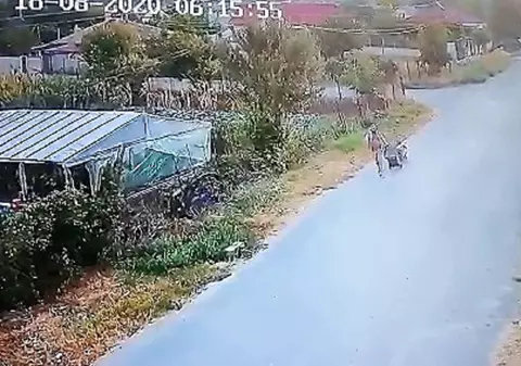 VIDEO | Un bărbat din județul Constanța și-a transportat tatăl decedat la cimitir cu căruțul de butelie