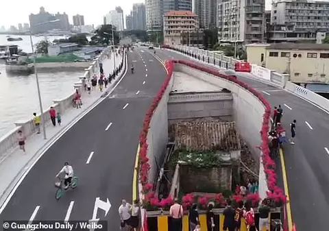 VIDEO | Casa din mijlocul autostrăzii a devenit virală pe internet și obiectiv turistic în China