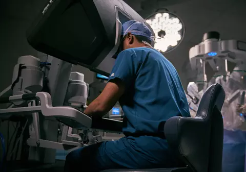 (Publicitate) Spitalul Clinic Sanador: Chirurgie robotică de ultimă generație daVinci Xi