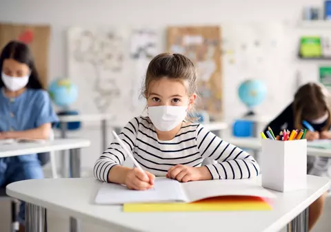 Ministrul sănătăţii, despre purtarea măştii în şcoală de elevii din clasele mici: „Trebuie să devină o regulă”