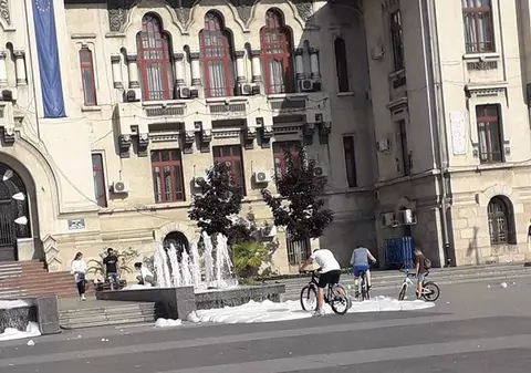 VIDEO | O fântână arteziană din centrul Craiovei s-a umplut cu spumă. Autoritățile nu au găsit “făptașul”