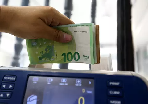 Leul scade încet, dar sigur în fața euro. Cum explică un profesor de economie evoluția negativă a monedei naționale