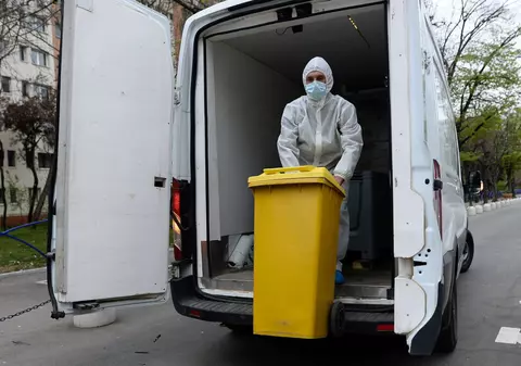 Din 1 ianuarie 2021, românii trebuie să colecteze separat fructele și legumele alterate. Ce amenzi riscă