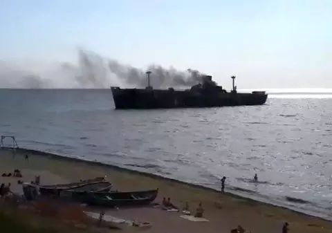 VIDEO | Epava Evanghelia, simbolul stațiunii Costinești, cuprinsă de fum. ISU Dobrogea: "A fost incendiat un cauciuc"