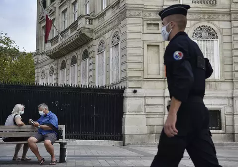 Lupta Europei împotriva COVID-19 s-a mutat din spitale pe străzi. Francezii nu au milă de cei care nu respectă deciziile autorităților