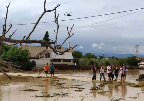 VIDEO | Inundații puternice pe insula elenă Evia: cel puțin cinci oameni și-au pierdut viața