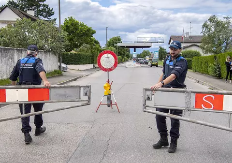 Lucrurile se complică în multe țări, printre care și România. Nu este prea târziu pentru o strategie „închide şi opreşte” împotriva coronavirusului. În ce ar consta aceasta?