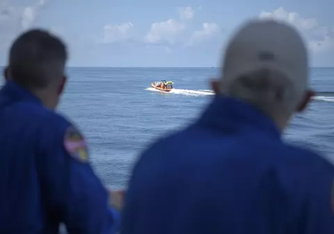 FOTO | Capsula Crew Dragon a SpaceX a ajuns cu bine pe Pământ, după zborul istoric către Stația Spațială Internațională