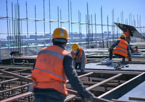 Obligat să lucreze în plus, fără să fie plătit, un muncitor indian a făcut plângere în engleză la ITM. A fost trimis să citească Constituția