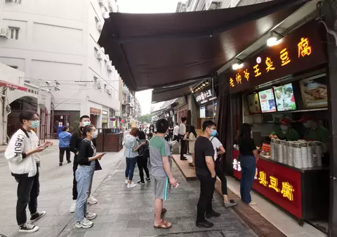 Un restaurant din China și-a cântărit clienții înainte de a le lua comanda, apoi și-a cerut scuze