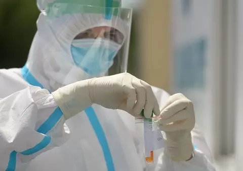 Cine trebuie testat cu prioritate pentru depistarea COVID-19. INSP a actualizat datele și definițiile de caz