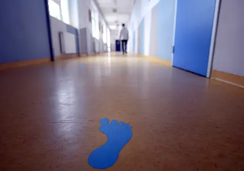 Ministerul Educației a pus la ora 8 dimineața în a treia zi de Crăciun o dezbatere pe regulamentul care le dă drept de vot privaților în agenția care acreditează școlile: „Cele de la stat de ce nu sunt?”