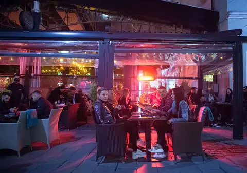 Terasele din București și din șapte județe vor avea program până la ora 23.00. Măsura se aplică de astăzi