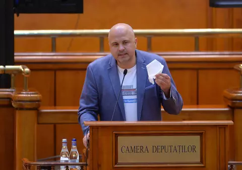 Deputatul Emanuel Ungureanu spune că a fost vaccinat cu o doză din lotul AstraZeneca suspendat: „Să nu ne panicăm”