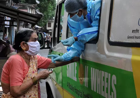 India înregistrează cea mai rapidă rată de creștere a numărulului de cazuri de Covid-19 din lume: 75.000 de infecții noi pe zi