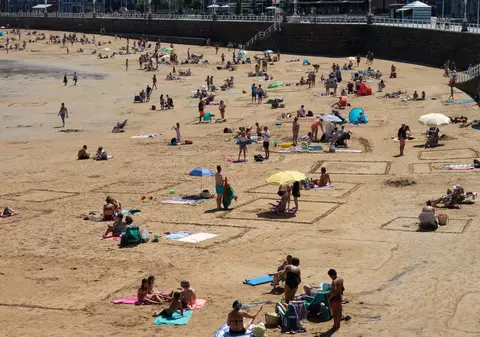 Chenare desenate pe nisip, modalitatea prin care spaniolii respectă distanțarea la plajă