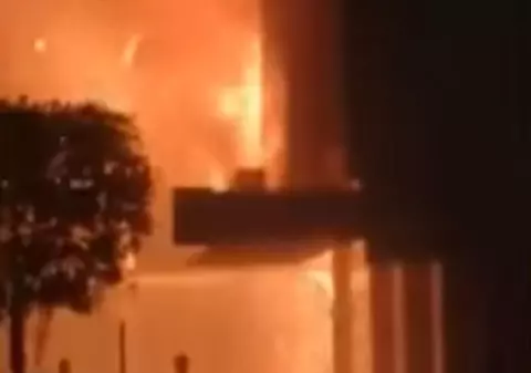 VIDEO |  Un hotel în care erau izolați mai mulți pacienți infectați cu COVID-19, mistuit de flăcări, în India