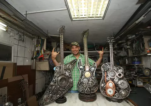 Gabriel Dinu, bucureșteanul care face artă din fierul vechi găsit pe stradă. De la copilul-străzii care spăla parbrize la artistul din garaj