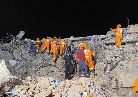 VIDEO | Cel puțin 100 de oameni sunt prinși sub dărâmăturile unui bloc de cinci etaje care s-a prăbușit în India