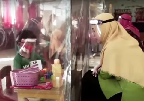 VIDEO | O grădiniță privată din Indonezia apelează la o metodă inedită pentru a ține cursurile în plină pandemie