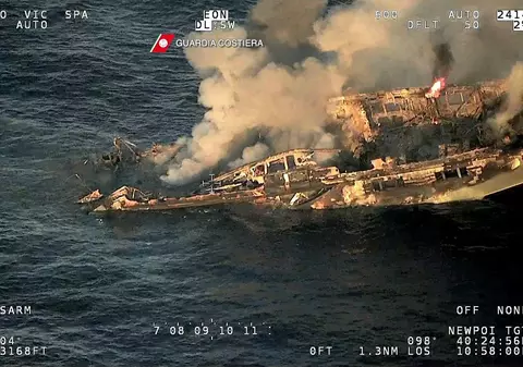 VIDEO | Momentele dramatice în care 17 oameni sunt salvați de pe un iaht cuprins de flăcări, în largul Sardiniei