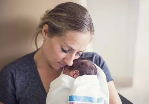 „Stau mamele fără copii zile întregi, din cauza nepăsării și a neimplicării”, pentru că DSP Suceava nu lucrează în weekend!