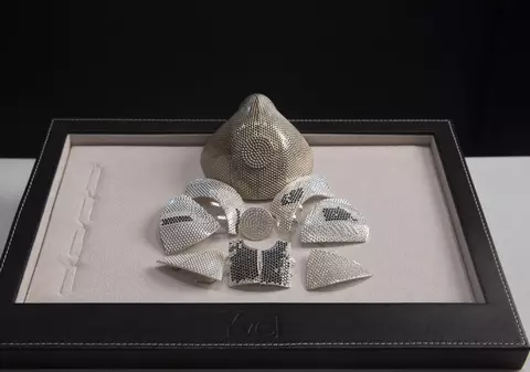 VIDEO | Cât costă cea mai scumpă mască de protecție din lume, fabricată din aur de 18 karate și 6.800 de diamante