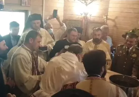 Înghesuială la ceremonia de sfinţire a bisericii din Cireşoaia. Arhiepiscopul Romanului și Bacăului a ignorat regulile anti-COVID