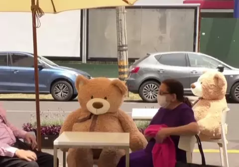 VIDEO | O cafenea din Mexic folosește ursuleți de pluș uriași pentru a menține distanțarea socială