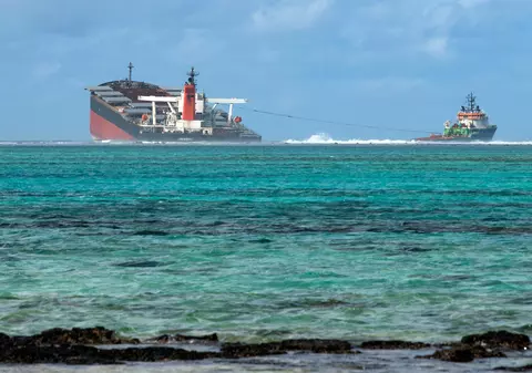 Imaginile dezastrului în Mauritius! Nava din care s-au scurs tone de petrol în Oceanul Indian s-a rupt în două