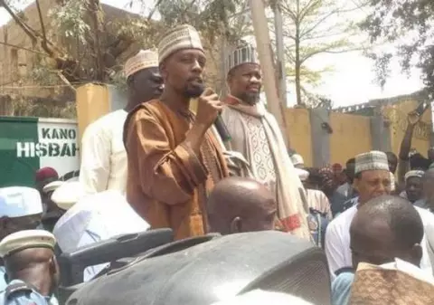 Un cântăreț din Nigeria a fost condamnat la moarte din cauza unei melodii